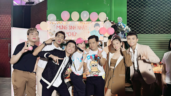 Trường Giang - Nhã Phương ăn chung 1 ổ bánh mì, uống cùng ly trà sữa