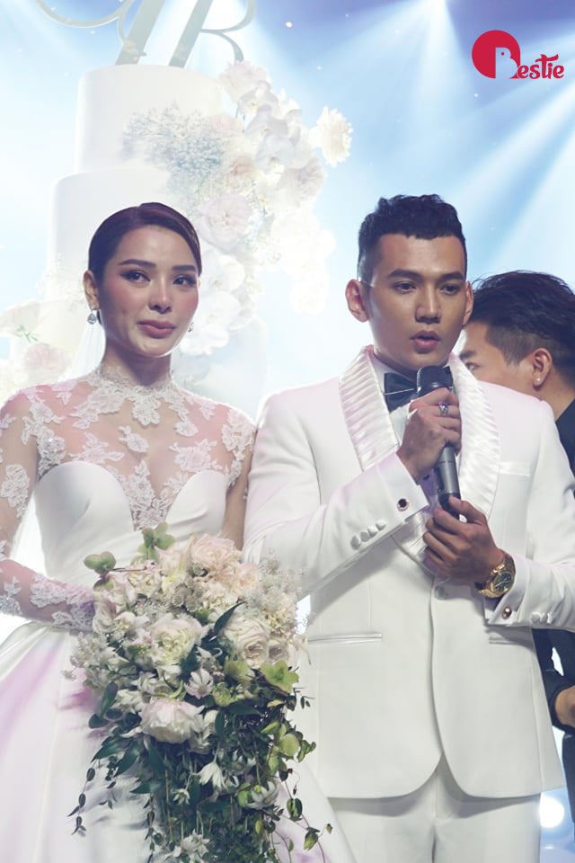 Trương Quỳnh Anh lén lau nước mắt trong đám cưới Phương Trinh Jolie