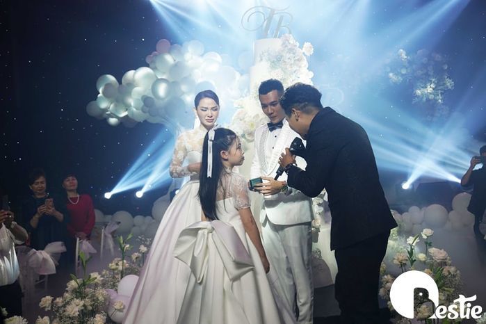Trương Quỳnh Anh lén lau nước mắt trong đám cưới Phương Trinh Jolie