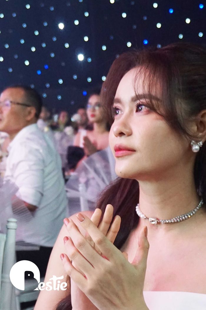 Trương Quỳnh Anh lén lau nước mắt trong đám cưới Phương Trinh Jolie