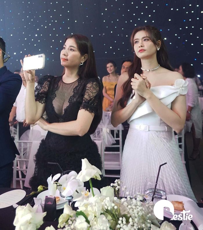 Trương Quỳnh Anh lén lau nước mắt trong đám cưới Phương Trinh Jolie