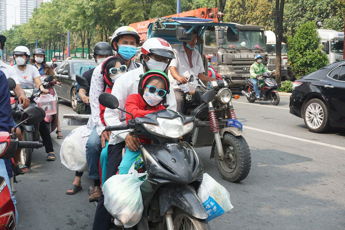 Túi còn 50k không đủ mua vé, người đàn ông được cô gái giúp ở bến xe