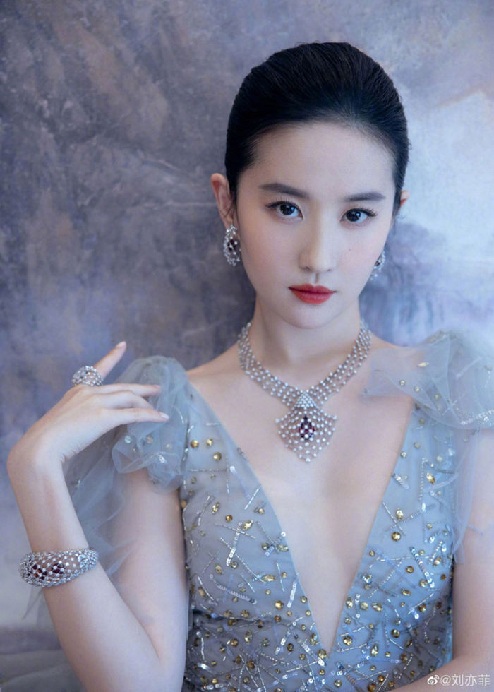 Mỹ nhân Hoa ngữ thoải mái đấu lại thời gian: Ai đọ được Y Năng Tịnh