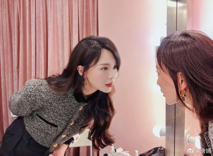 Vì đâu mỹ nhân Cbiz mê tóc mái xéo: Nhìn loạt ảnh này hiểu ngay lý do