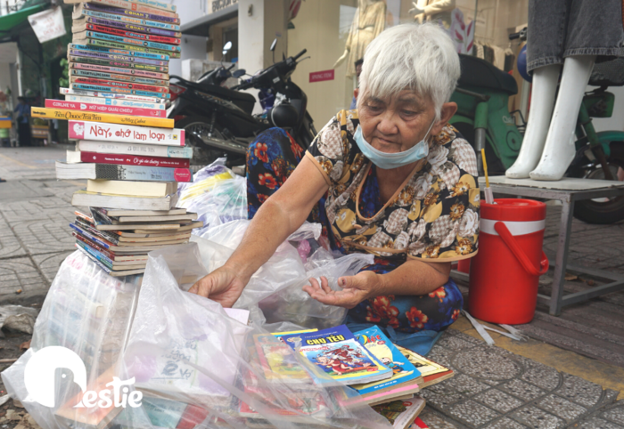 Vì không được đọc sách chùa, cụ bà về mở bán sách dạo cho bõ ghét