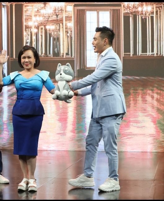 Việt Hương 5 lần 7 lượt đứng cạnh người khổng lồ để tôn vinh sự nhỏ bé