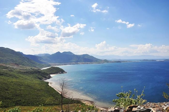 Vịnh Ninh Vân không khói bụi thành phố: Thiên nhiên đẹp đến nao lòng