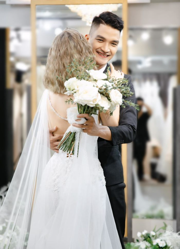 Vợ chồng Mạc Văn Khoa chụp ảnh cưới cosplay cặp sao Titanic