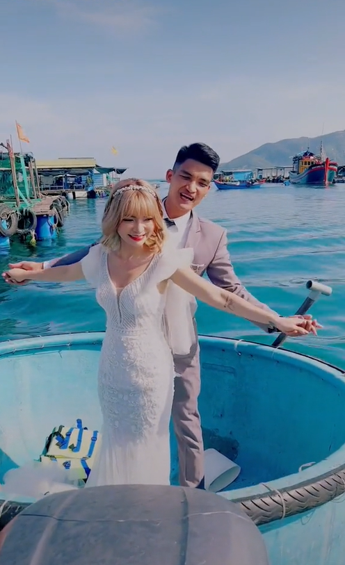 Vợ chồng Mạc Văn Khoa chụp ảnh cưới cosplay cặp sao Titanic