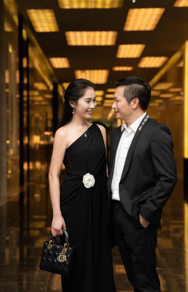Vợ Á hậu kém 16 tuổi của Shark Hưng về dáng siêu nhanh hậu sinh đôi 