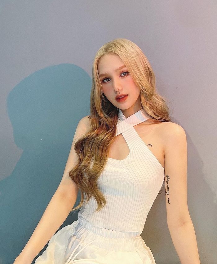 Vợ streamer giàu nhất Việt Nam: Diện đồ vài trăm, nghiện săn sale