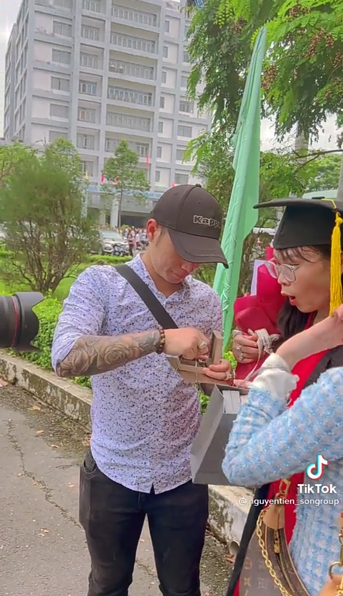 Vừa tốt nghiệp đại học, gái út được mẹ tặng nhẫn kim cương 1,1 tỷ đồng