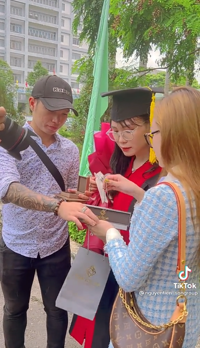 Vừa tốt nghiệp đại học, gái út được mẹ tặng nhẫn kim cương 1,1 tỷ đồng