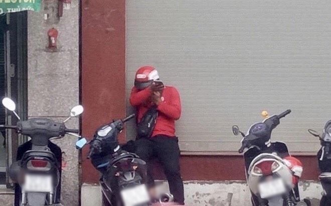 Xúc động anh shipper cố gom từng thùng sơn bị đổ: Mất cả tháng lương