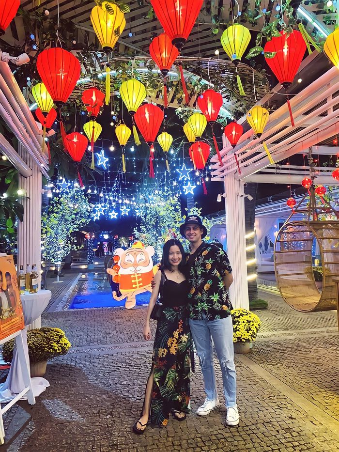 Đắm say nụ cười cô gái Việt, chàng Nam Phi nghèo nhịn ăn theo đuổi