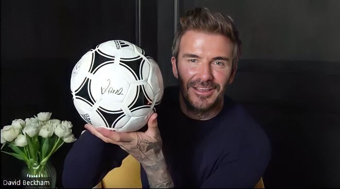 Cậu bé 8 tuổi tâng bóng 2.800 lần, được David Beckham tặng chữ ký