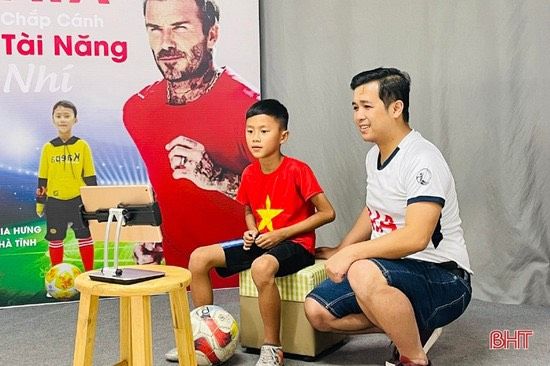 Cậu bé 8 tuổi tâng bóng 2.800 lần, được David Beckham tặng chữ ký