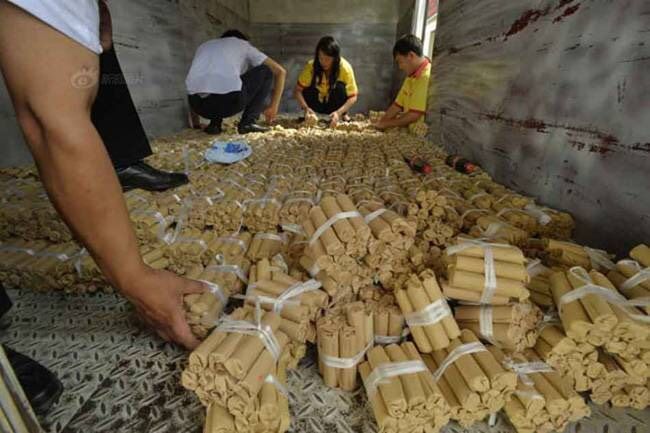 Mang xe tải tiền xu đi mua môtô, nam thanh niên làm khó cửa hàng