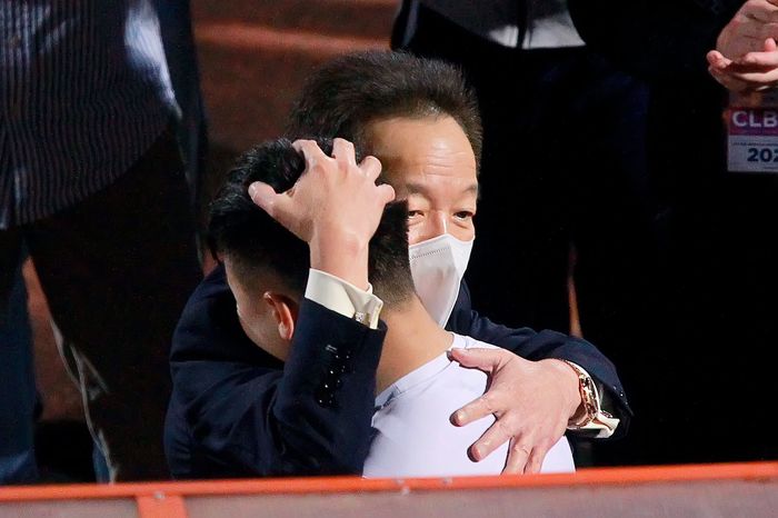 Quang Hải bật khóc, tặng áo kỷ niệm khán giả trước khi rời Hà Nội FC