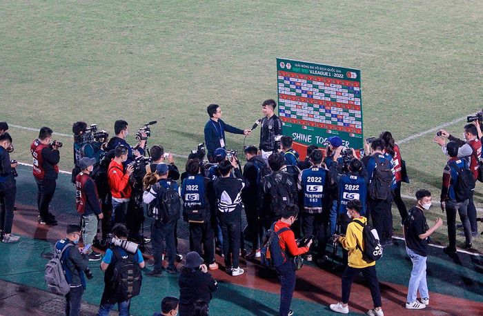 Quang Hải bật khóc, tặng áo kỷ niệm khán giả trước khi rời Hà Nội FC