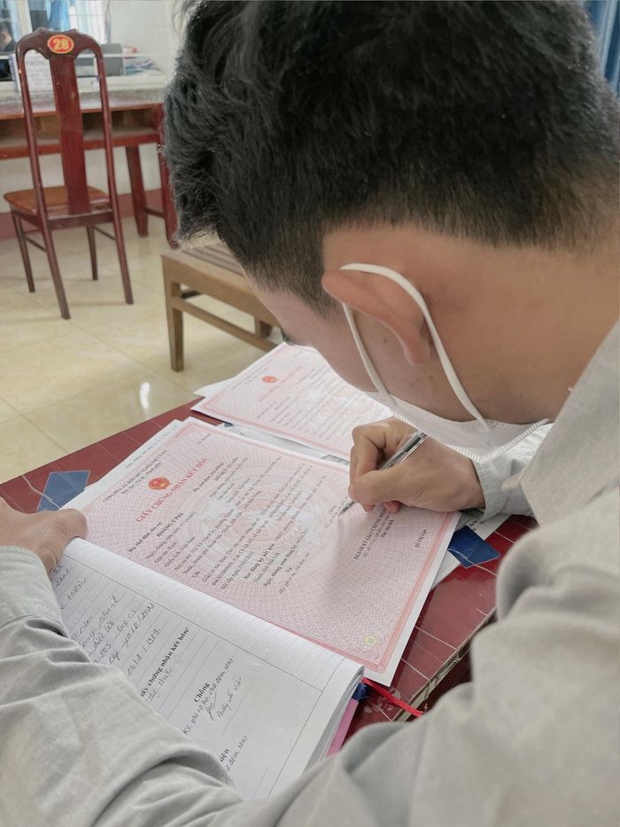 Anh shipper điển trai cưa đổ cô nàng mũm mĩm sau 2 lần giao hàng