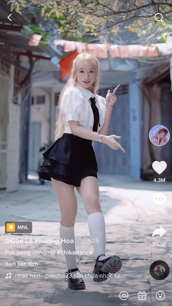 Cô giáo dạy nhảy hot nhất TikTok mặc áo dài biến hình: Xinh hết cỡ