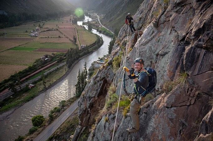 Khách sạn cho người thích mạo hiểm: Nằm cheo leo trên vách núi