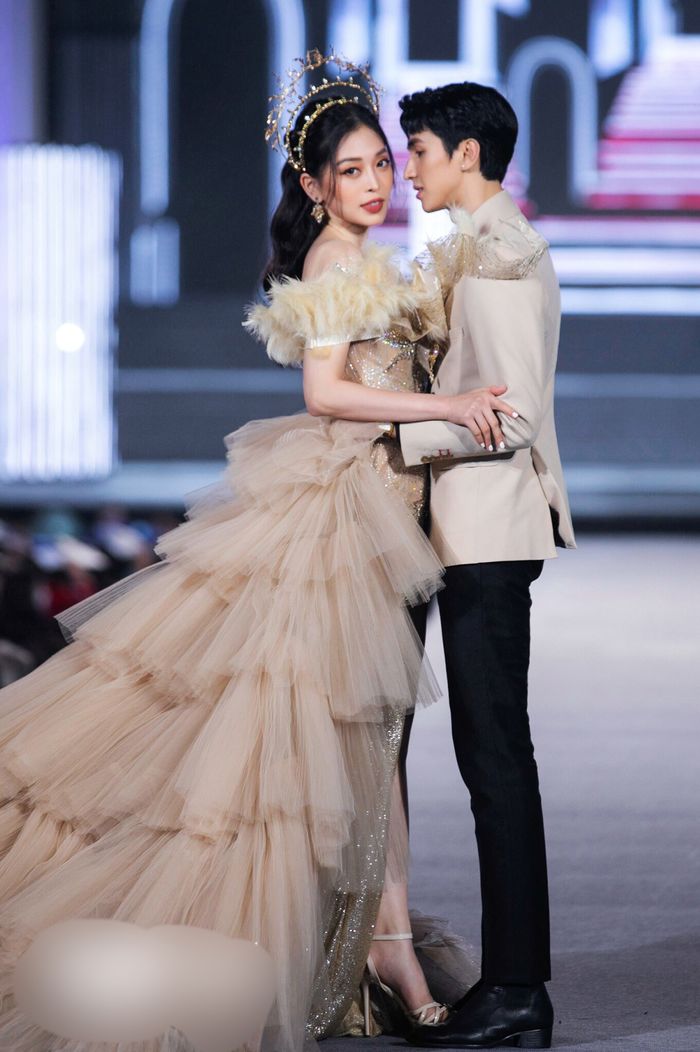 Bình An tái hiện khoảnh khắc cầu hôn Phương Nga trên sàn catwalk