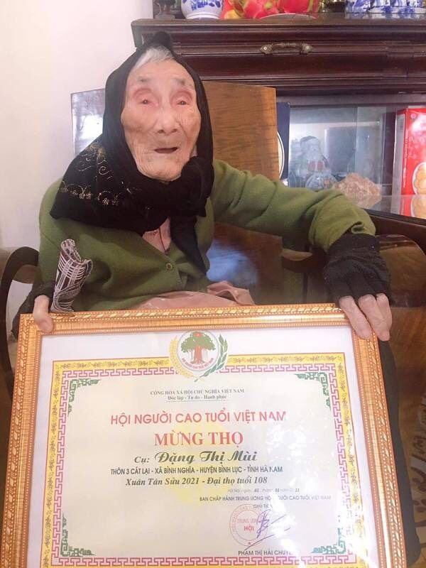 Cụ ngoại quẩy đám cưới : Trẻ không chơi, già xây túp lều lý tưởng