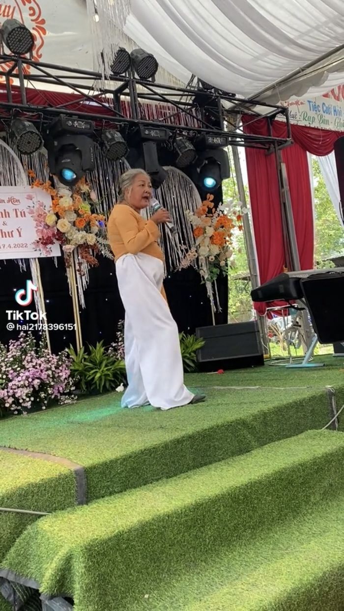 Cụ ngoại quẩy đám cưới : Trẻ không chơi, già xây túp lều lý tưởng