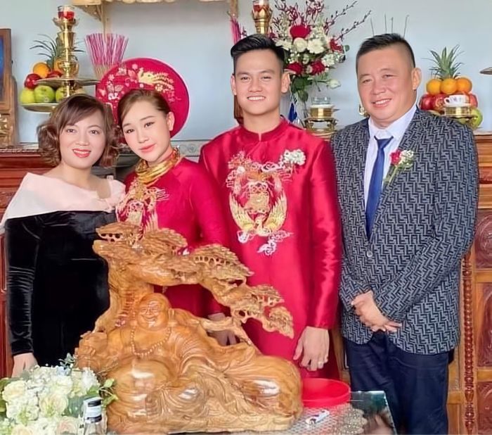 Đám cưới hậu vệ Hồ Tấn Tài: Con trai lái xe dẫn bố mẹ vào lễ đường