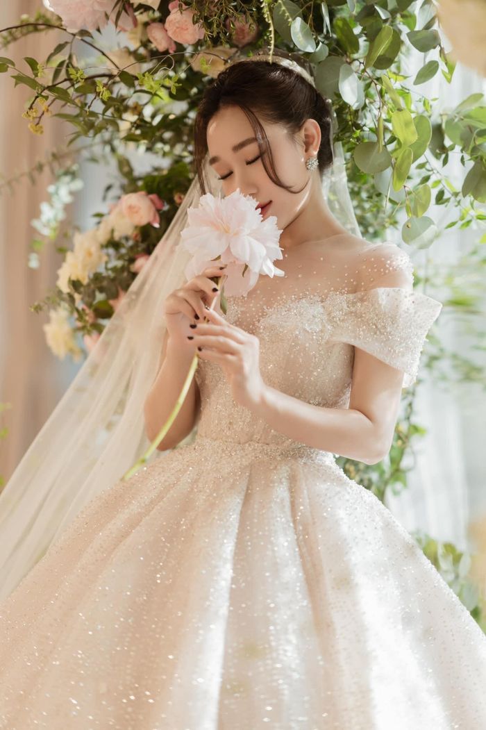 Đám cưới hậu vệ Hồ Tấn Tài: Con trai lái xe dẫn bố mẹ vào lễ đường