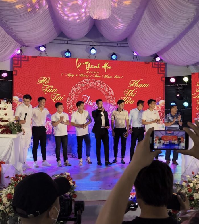 Bạn gái chụp được hoa cưới: Phải chăng thông điệp vũ trụ gửi Quang Hải