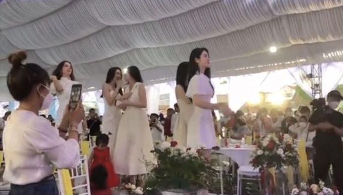 Bạn gái chụp được hoa cưới: Phải chăng thông điệp vũ trụ gửi Quang Hải