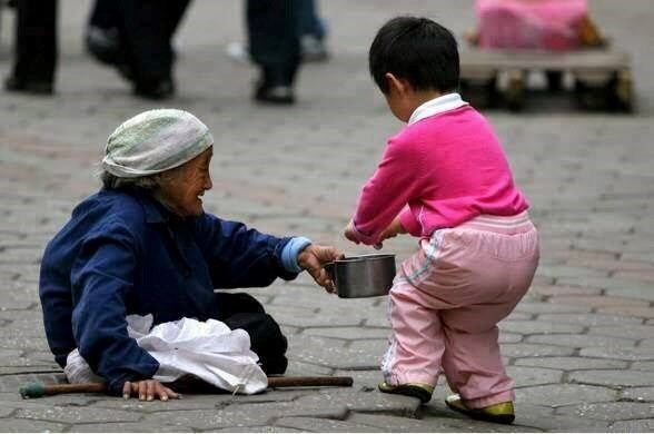 Xúc động em học sinh tặng áo mưa cho người đàn ông giữa trời mưa