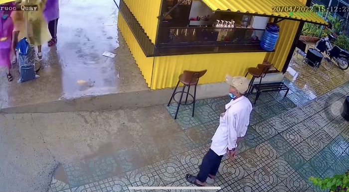 Xúc động em học sinh tặng áo mưa cho người đàn ông giữa trời mưa