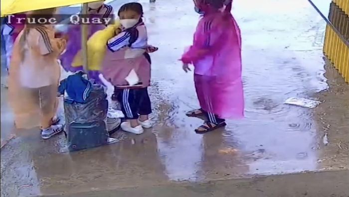 Xúc động em học sinh tặng áo mưa cho người đàn ông giữa trời mưa