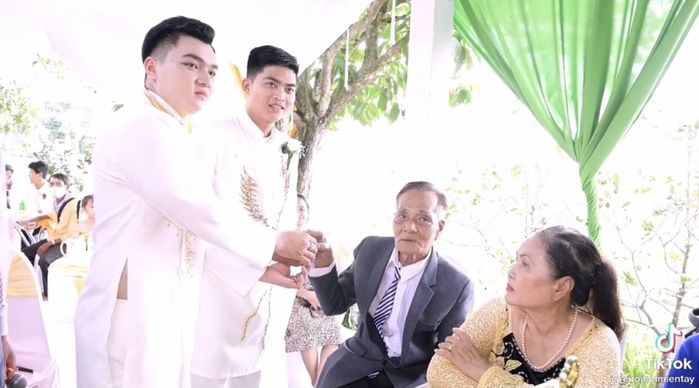 Xúc động người mẹ bật khóc trong đám cưới: Chỉ cần con được hạnh phúc
