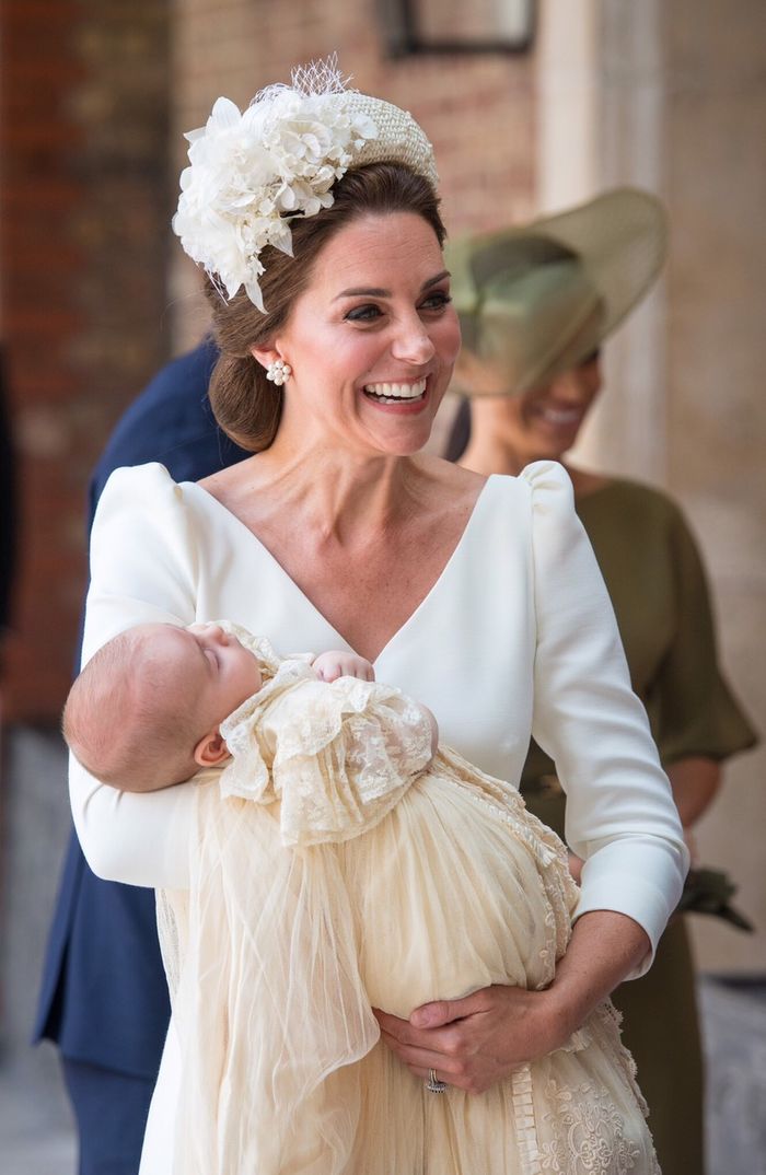 Bí kíp càng có tuổi càng đẹp của nàng dâu hoàng gia Anh: Đổi kiểu tóc