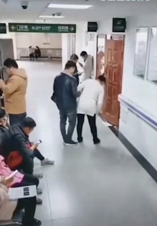Không ai nhường ghế, chồng làm ghế cho vợ bầu ngồi cho đỡ mỏi chân