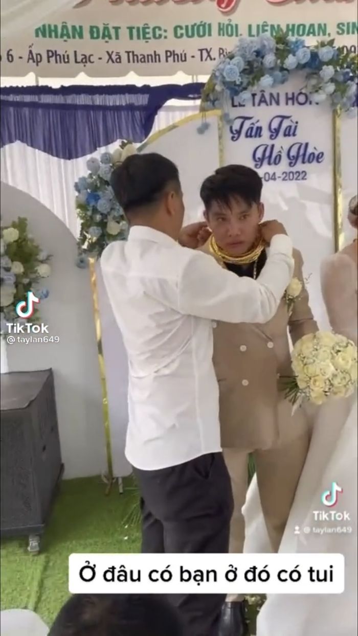 Ơn giời! chú rể đeo kiềng vàng cưới đến mức tụt huyết áp là có thật