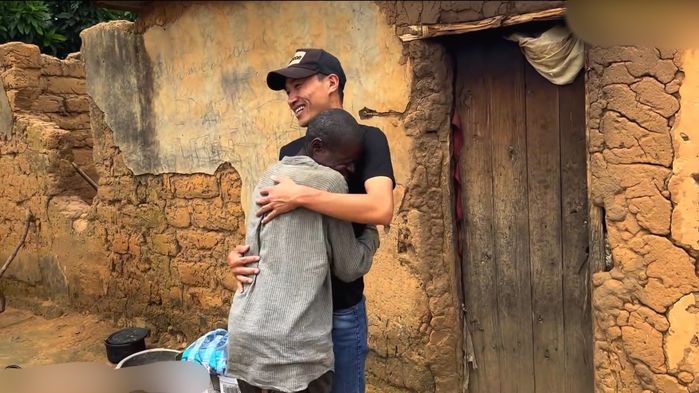 Người dân Châu Phi bật khóc khi nhận quà từ Team Quang Linh Vlog