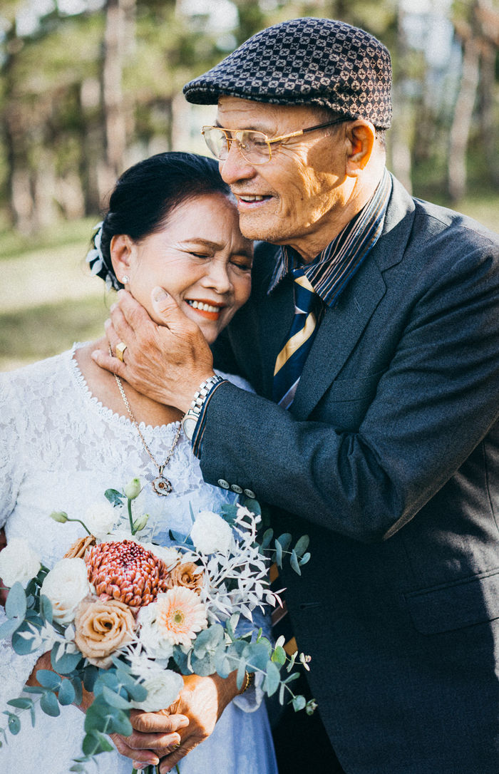 48 năm mặn nồng, cặp vợ chồng già thủ thỉ: Lên Đà Lạt mình cưới nhau
