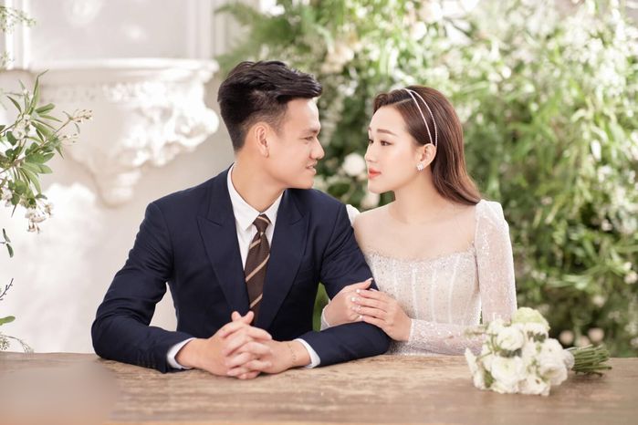 Thiệp cưới độc đáo của hội cầu thủ: Đức Chinh và vợ hot girl ấn tượng