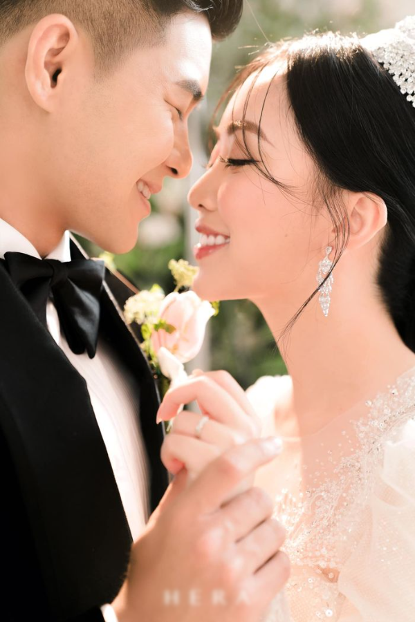Trọn bộ ảnh cưới đẹp như bước ra từ cổ tích của Hà Đức Chinh và vợ