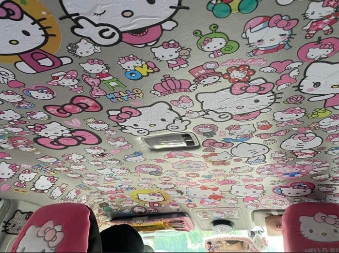 Chỉ vì con gái thích Hello Kitty, ông bố dán luôn full xe