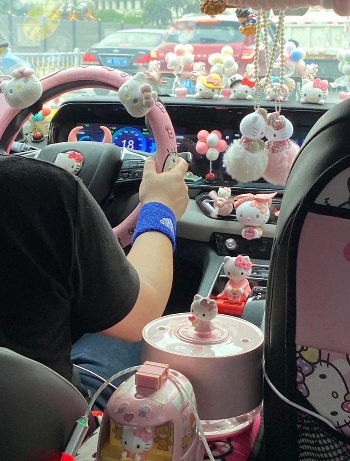 Chỉ vì con gái thích Hello Kitty, ông bố dán luôn full xe 