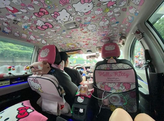 Chỉ vì con gái thích Hello Kitty, ông bố dán luôn full xe 