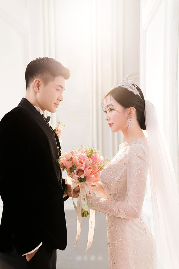 Hé lộ hai bộ váy cưới trong hôn lễ Hà Đức Chinh tối nay