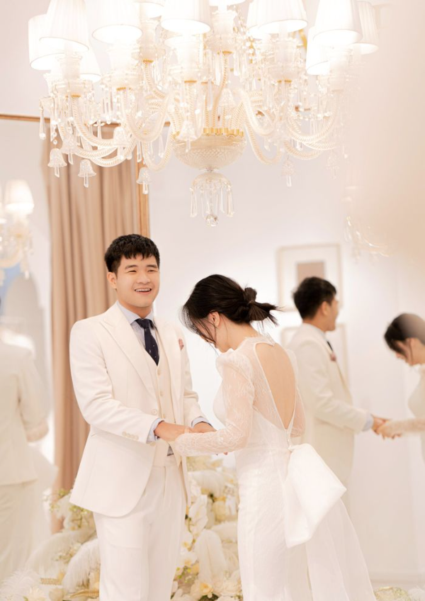 Hé lộ hai bộ váy cưới trong hôn lễ Hà Đức Chinh tối nay